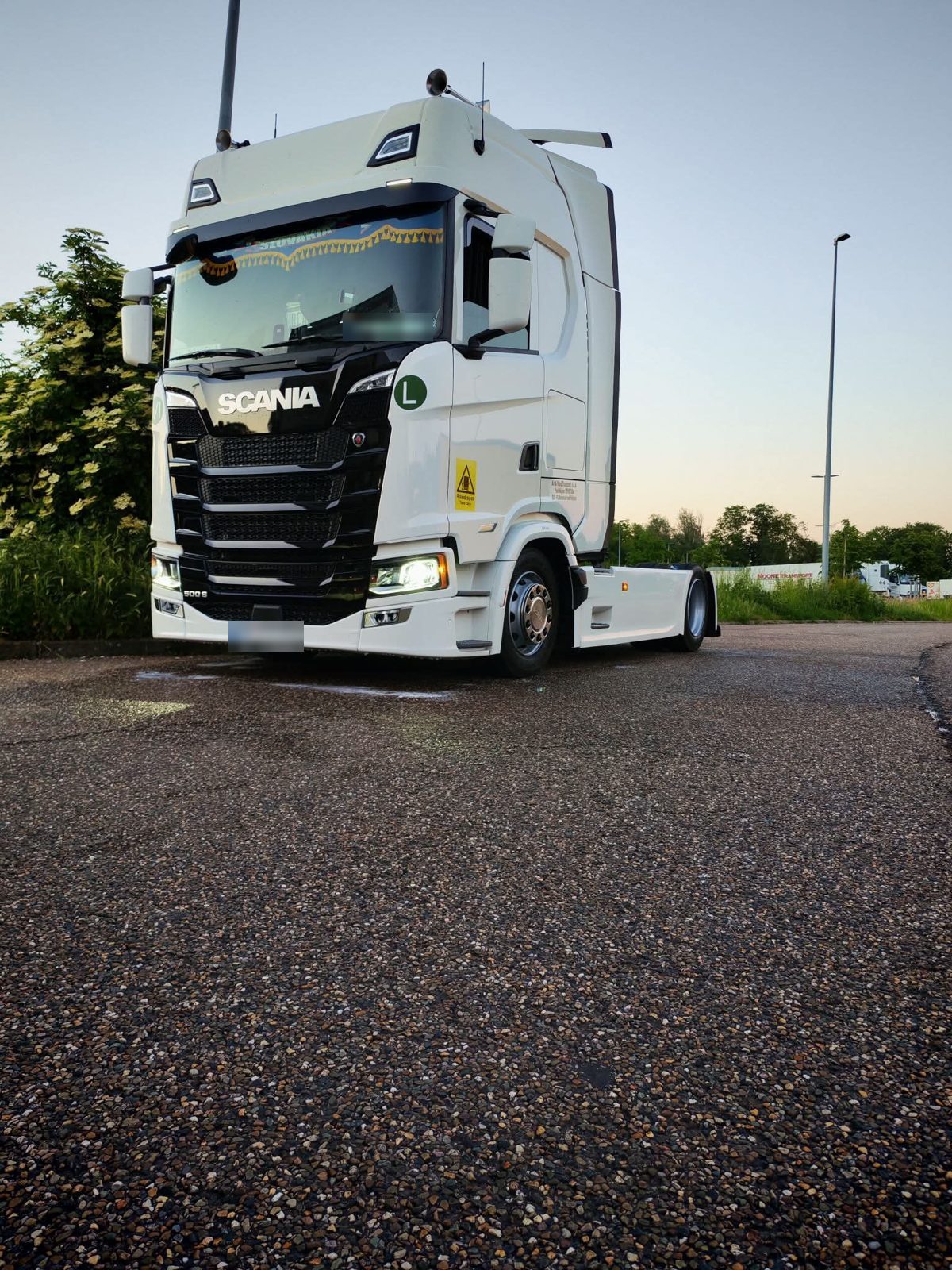 Scania 500 S za súmraku