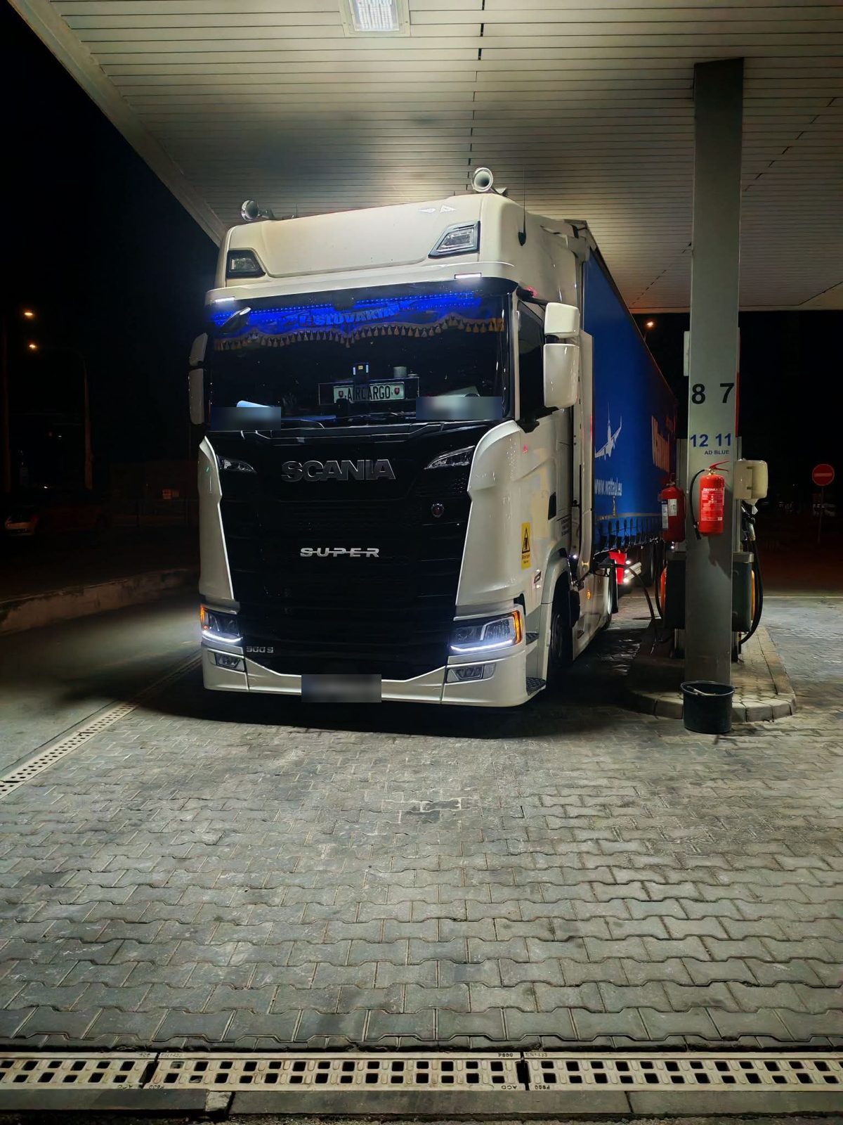 Scania Super na čerpacej stanici v noci