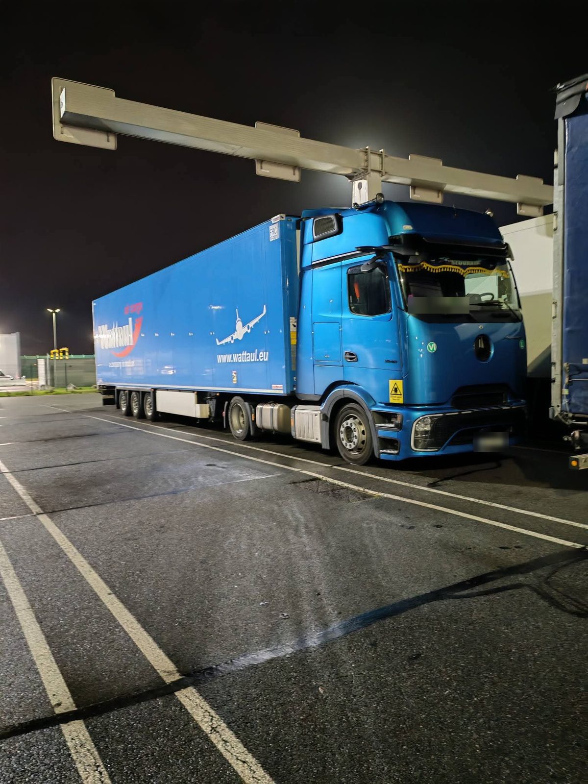 Mercedes-Benz Actros s návesom pre leteckú zásielku v noci
